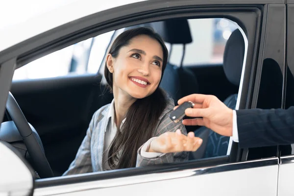 Businesswoman Taking Key From Seller For Test Drive — Φωτογραφία Αρχείου