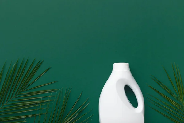 Зелене та екологічне миття з рідким порошком у біорозкладаній пляшці — стокове фото
