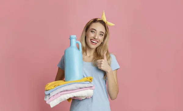 Housewife showing thumb up approval of fabric softener — Φωτογραφία Αρχείου