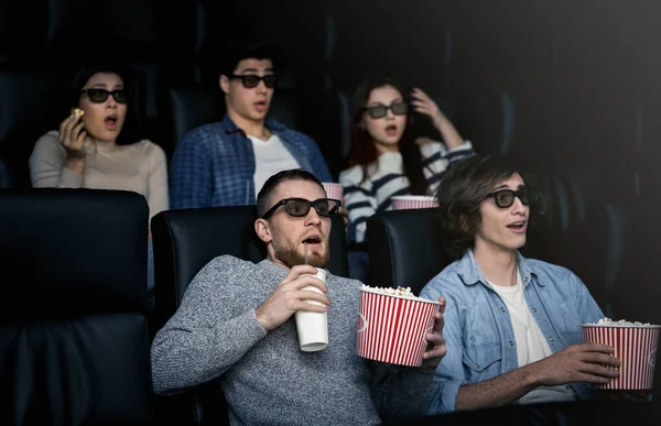 Sexta à noite divertida. Pessoas perplexas em óculos 3D assistindo filme assustador no cinema — Fotografia de Stock