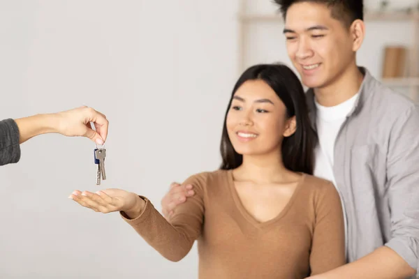 Asian man and woman receiving key from their flat — Stockfoto