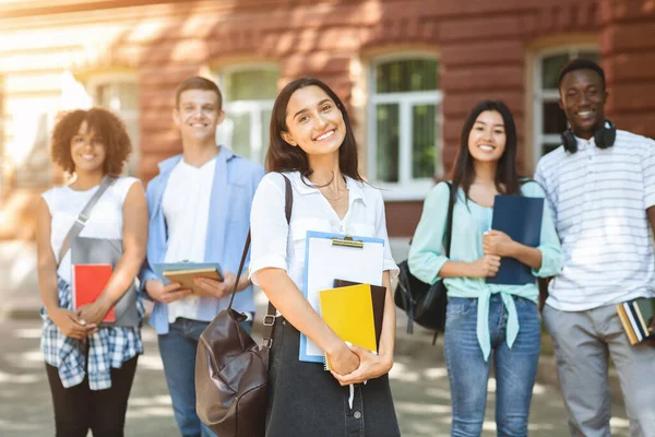 Toekomstige professionals. Portret van diverse universiteitsstudenten die buiten poseren op de campus — Stockfoto