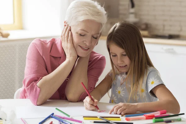 Бабуся і дідусь малюнок з кольоровими олівцями на кухні — стокове фото