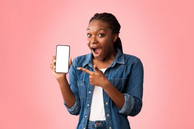 Heyecanlı Afrikalı Kadın Pembe Arkaplanda Telefon Boş Ekranı Gösteriyor