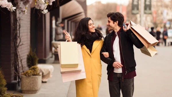 Kobieta pokazująca coś mężowi w witrynie sklepowej — Zdjęcie stockowe