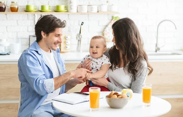 Milenyum aileleri mutfakta bebekle çalışıyor. — Stok fotoğraf