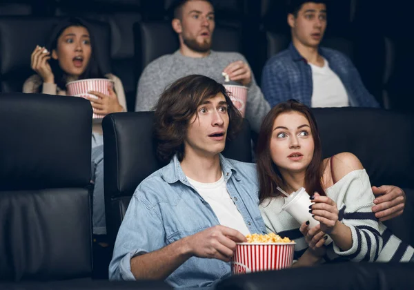 Испуганная пара смотрит триллер по ночам в кино — стоковое фото