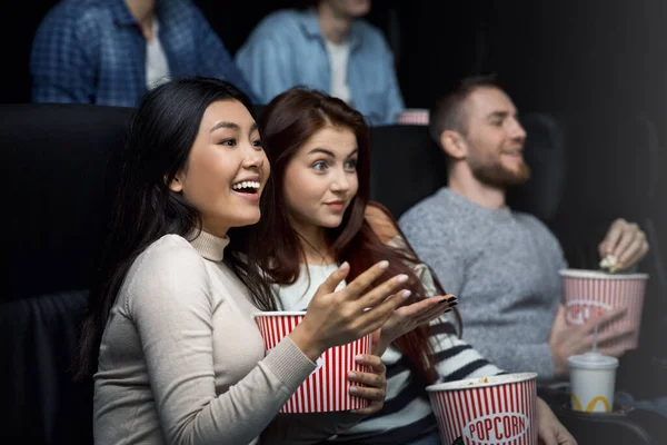 Víkendový útěk. Usmívající se dívky si užívají svůj filmový večer v kině — Stock fotografie