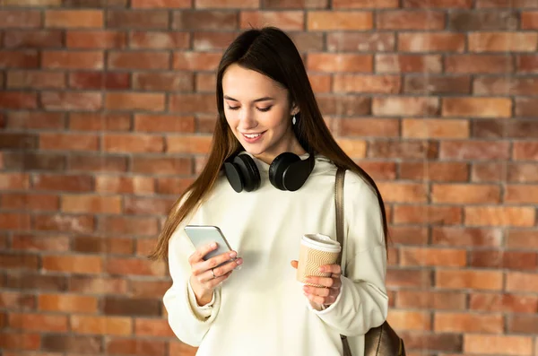 Blogueiro menina moderna com fones de ouvido e smartphone — Fotografia de Stock