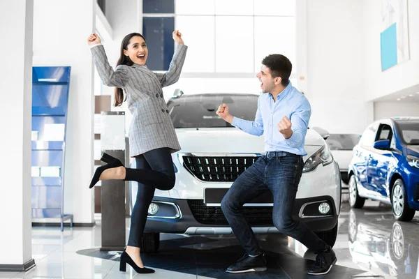 Casal de família alegre comemorando a compra de carro novo — Fotografia de Stock