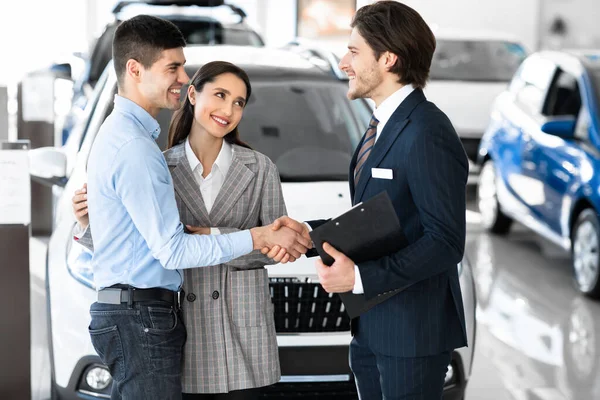 Car Dealer Shaking Hands With Buyers After Successful Deal — ストック写真