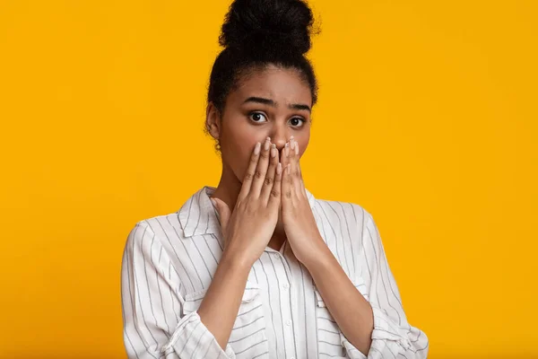 Oh No. Shocked afro woman covering her mouth with hands — Stockfoto