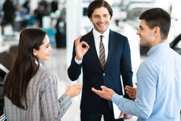 Car Dealer Gesturing Ok Assine a falar com os clientes — Fotografia de Stock