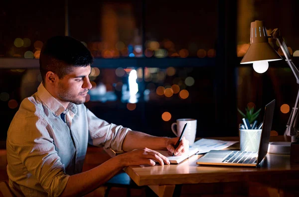 Homem de negócios tomando notas trabalhando durante a noite sentado no escritório, Low-Light — Fotografia de Stock