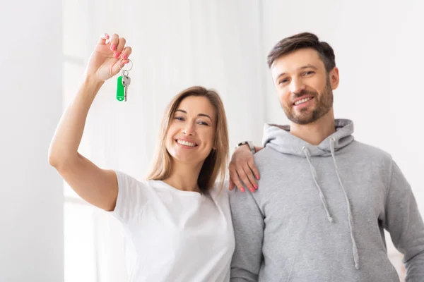 Familia feliz con llave de nuevo apartamento —  Fotos de Stock