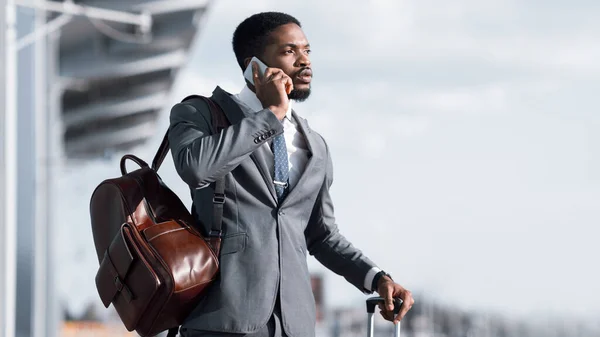 Empresario hablando por celular viajando por negocios en el aeropuerto, Panorama — Foto de Stock