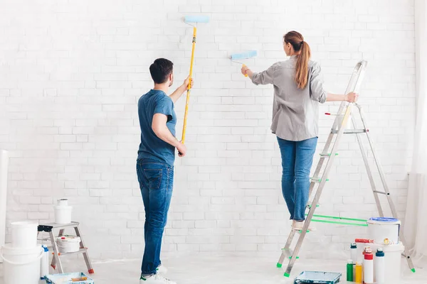 Junges Paar repariert Wohnung selbst — Stockfoto