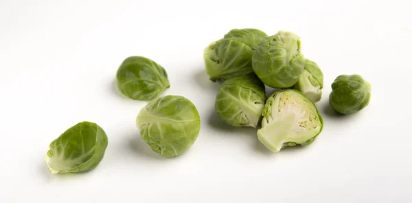 Brussels sprouts scattered isolated on white background — Stock fotografie