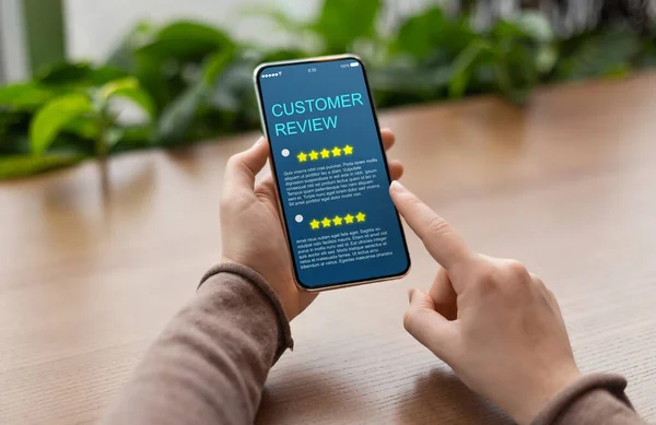 Consumidor Mostrando teléfono celular con cinco estrellas para la calificación de satisfacción — Foto de Stock