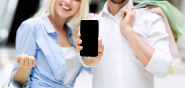 Unrecognizable Couple Showing Blank Phone Screen Posing In Mall, Panorama — Stock Photo, Image