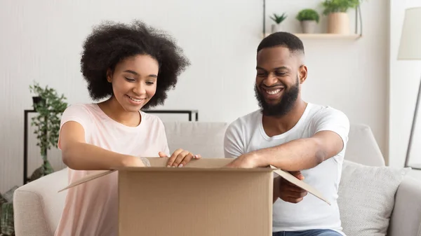 African american couple opens box from online store — Φωτογραφία Αρχείου