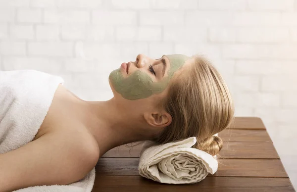 Millennial woman in spa salon with mask on face — Stok fotoğraf