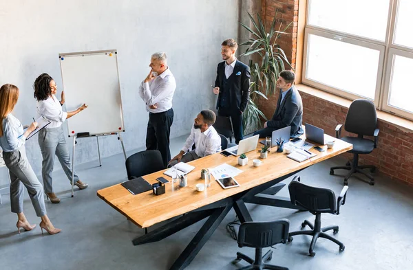 African American Businesswoman Presenting Startup Project To Colleagues In Office — Φωτογραφία Αρχείου