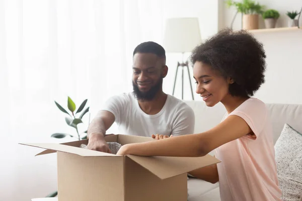 African american couple happy from purchase at online store — Φωτογραφία Αρχείου