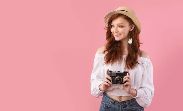 Photographer Girl Holding Photo Camera Standing Over Pink Studio Background — Stock Fotó