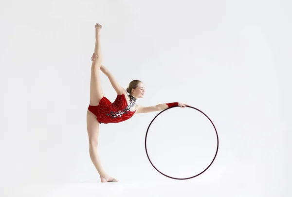 Donna graziosa che fa ginnastica con cerchio su sfondo bianco, spazio vuoto — Foto Stock