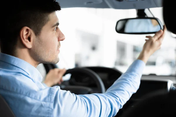 Cara verificando espelhos sentado em motoristas assento — Fotografia de Stock