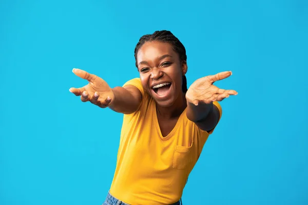 Joyful Girl Stretching Hands To Camera Posing On Blue Background — Stockfoto