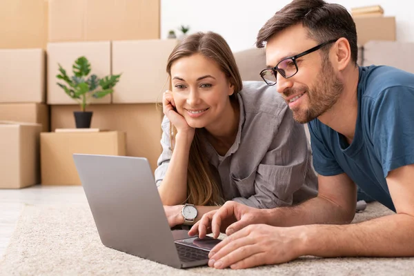 Young married couple planning to repair and making a project — Stockfoto