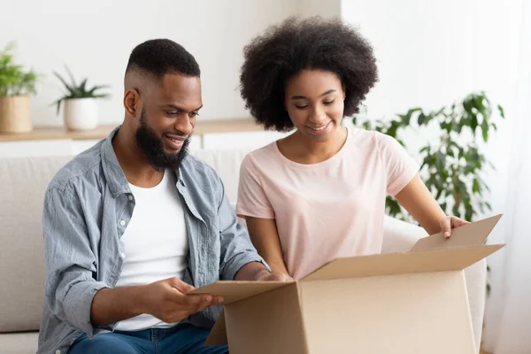 Compras rápidas na loja online. Casal abre caixa — Fotografia de Stock