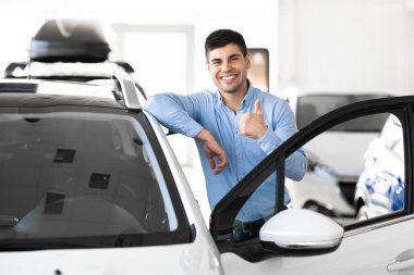 Otomatik Hareket Eden Başparmağın Yanında Duran Adam