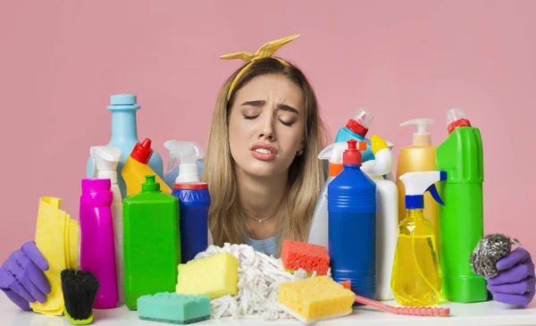 Sad girl closed her eyes and hugs cleaning supplies — 스톡 사진