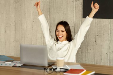 İşte harika bir gün. Kadın ellerini kaldırır.