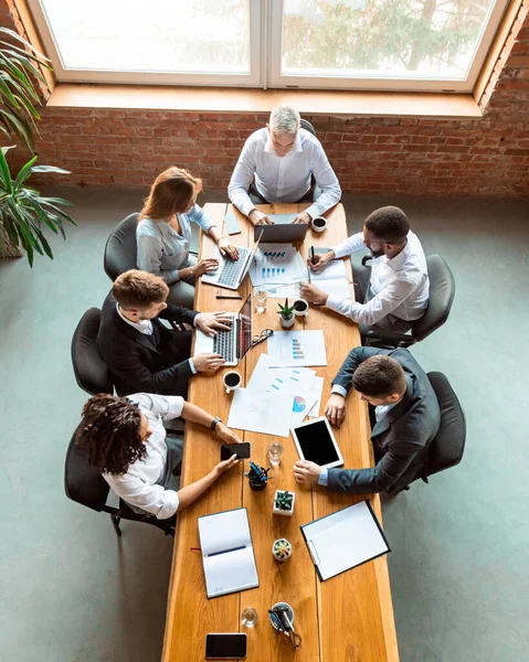 Vari colleghi che lavorano utilizzando computer seduti alla scrivania in ufficio — Foto Stock