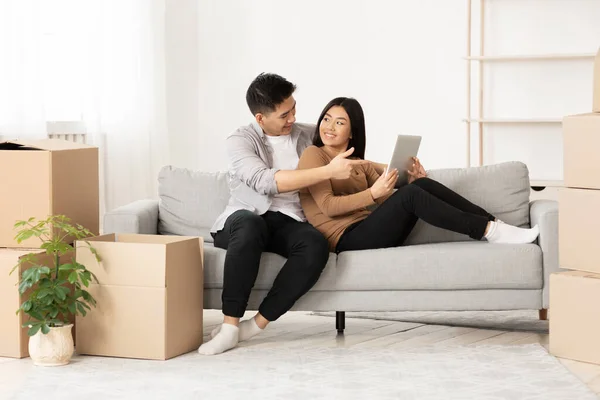Asyalı çift yeni daire tasarımını tartışıyor — Stok fotoğraf