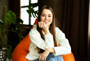 Güzel gülümseyen modern kız çanta koltuğunda