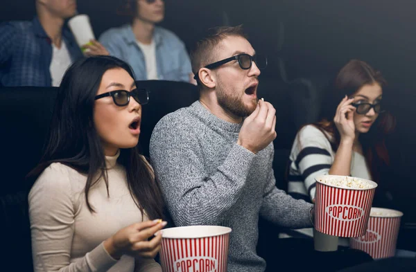 Spectators in 3D glasses on horror film premiere in movie theater — Stock fotografie