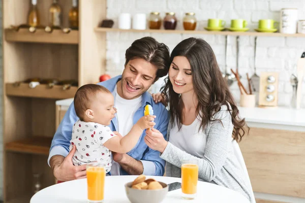 Feliz familia de tres disfrutando de dulce mañana juntos — Foto de Stock