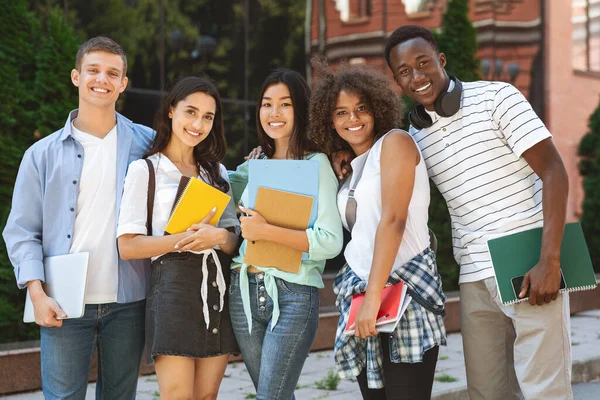 Portret grupowy wielokulturowych studentów pozujących w kampusie — Zdjęcie stockowe