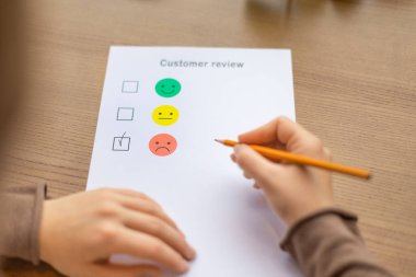Mutsuz ve hayal kırıklığına uğramış müşteri düşük not veriyor