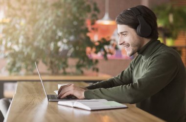 Modern iş adamlarının Skype konferansı var.