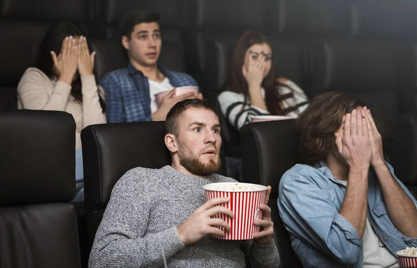Frightened spectators on scary movie premier in cinema — Stock fotografie