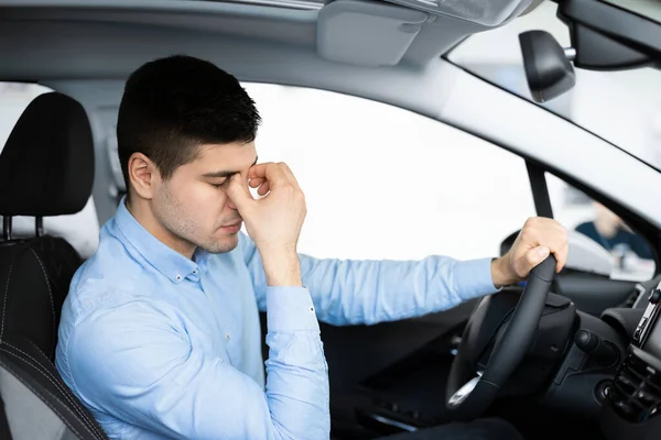 Depressieve man zit in chauffeurs stoel van dure auto — Stockfoto