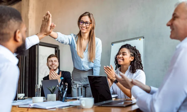 Compañeros de trabajo que dan High-Five celebrando el éxito en el trabajo en la oficina, Panorama —  Fotos de Stock