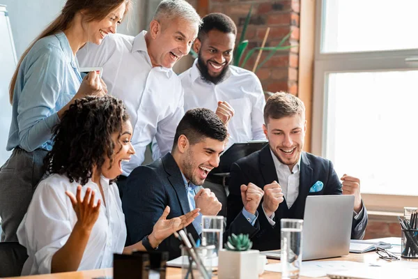 Gente de negocios feliz en el ordenador portátil celebrando el éxito sentado en el cargo — Foto de Stock