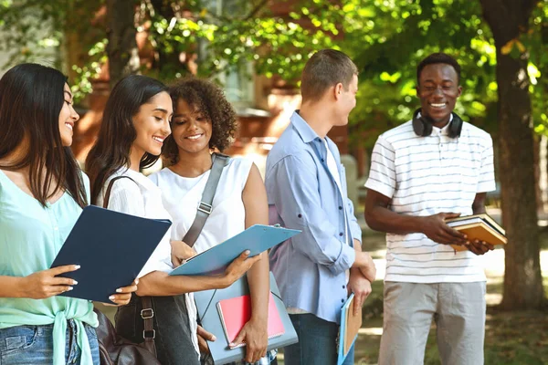 Vie sur le campus. Portrait d'étudiants interraciaux joyeux se reposant à l'extérieur entre les classes — Photo